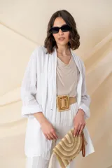 Blazer italiano de lino blanco, corte suelto, con bolsillos delanteros y cierre con un botón. Diseño oversize.