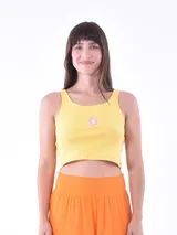 Musculosa corta amarilla con estampado de una mariposa violeta en el centro.