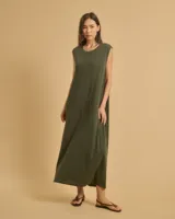 Vestido largo verde militar, sin mangas, con cuello redondo y lazo ajustable en la cintura.