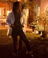 Chaqueta plateada de cuero ovino italiano, con cuello clásico, cierre frontal con cremallera y bolsillos laterales.