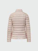 Campera corta Moncler modelo Igelle, color beige, con cierre frontal y cuello alto.