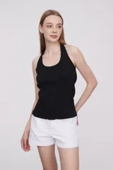 Musculosa negra de algodón con breteles finos, corte cropped, canalé, al cuerpo y escote profundo.