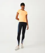 Remera deportiva color verde flúor, de corte clásico, con cuello redondo y mangas cortas.