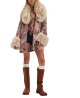 Abrigo de terciopelo rosa con diseño paisley devoré, cuello y puños de piel sintética color crema. Presenta cierre frontal con botones, bolsillos laterales con solapa y forro satinado con estampado floral.