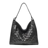 Cartera tipo hobo de cuero negro con diseño tejido y asa de hombro.