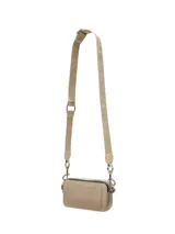 Bolso bandolera rectangular color beige, con doble J metálica en el frente, cierre superior con cremallera, correa ancha de tela con logo de la marca y herrajes dorados.