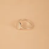 Anillo de plata 925 con forma circular.