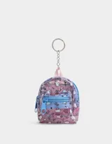 Llavero con forma de mini mochila de PVC transparente con estampado de Hello Kitty, cierre azul y detalles en rosa. Incluye un mini cuaderno de hojas lisas y una mini lapicera de gel.