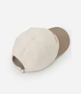 Gorra de sarga color beige con visera marrón, bordado frontal con la inscripción "California West Coast" en marrón y ajuste trasero.