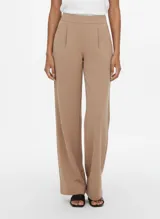 Pantalón ancho de punto color beige, tiro medio, con cintura elástica y pliegues frontales.