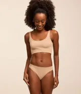 Bombacha de bikini celeste con textura acanalada y laterales de grosor medio.