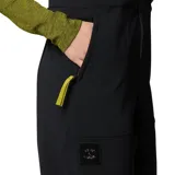 Pantalón tipo jardinero negro de softshell con tirantes ajustables, cierre frontal con cremallera, bolsillos laterales con cremallera y bolsillo en el pecho.