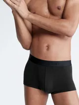 Pack de tres bóxers negros de microfibra, con cintura elástica tonal con logo Calvin Klein.
