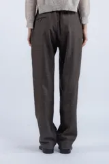 Pantalón de vestir a cuadros marrones y grises, de corte recto y tiro alto, con cintura elástica ajustable con cordón.