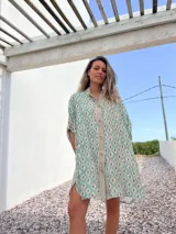 Camisero con estampado de rombos color verde y beige, con cuello camisero, abotonado y mangas 3/4.