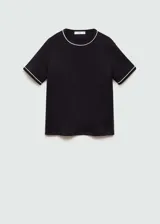 Camiseta negra de algodón con cuello redondo y ribetes blancos en cuello y mangas. Corte recto y manga corta.