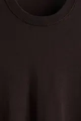 Buzo de punto fino color marrón oscuro, con cuello redondo y remates acanalados en cuello, puños y bajo. Corte estándar.