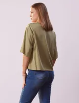 Blusa color marrón claro de lyocell, marca Cyrus, con escote en V y mangas cortas.
