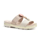 Sandalias bajas Korium Confort Nora, color beige con detalles en dorado y apliques decorativos en las tiras.