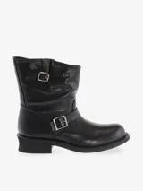 Bota corta de cuero negro, estilo biker, con caña media arrugada y hebillas decorativas metálicas. Presenta un taco bajo y grueso.