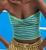 Top bandeau tejido a rayas horizontales verdes y azules con detalle cruzado en el centro del busto.