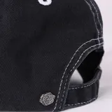 Gorro de béisbol negro con costuras blancas contrastantes y la palabra "FORMER" bordada en blanco en el frente.
