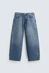 Pantalón de jean celeste de corte amplio, estilo balloon fit, con cinco bolsillos, efecto lavado y cierre frontal con botones.