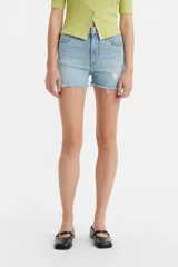 Short de denim de tiro alto, en color azul claro y con efecto deshilachado en el dobladillo.