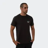 Remera negra de algodón con cuello redondo y manga corta. Presenta un estampado pequeño en el pecho con el logo de Reebok y un diseño de montañas en tonos verdes, junto al texto "Machu Picchu National Park".
