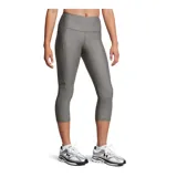 Calza capri Under Armour HeatGear color gris, de tiro alto y calce ajustado. Cuenta con bolsillo lateral y logo estampado en la pierna.