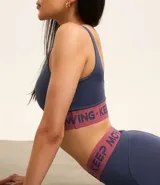 Calza deportiva azul con cintura elástica con texto 'Keep Moving'.