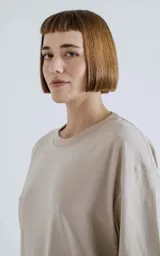 Remerón color beige de corte extra oversize con hombros caídos, cuello redondo y doble costura al tono.