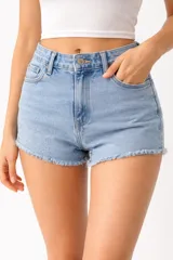 Short de jean azul claro, de calce bajo y estilo relaxed, con roturas y dobladillo deshilachado.