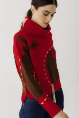 Sweater de punto color verde militar con cuello alto y bordados de hilo color mostaza.