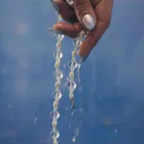 Collar de cuentas de cristal checo transparente y perlas de río naturales.