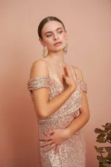 Vestido largo de fiesta con lentejuelas color rose, escote cruzado y corte sirena.