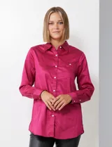 Camisa de algodón satinado color blanco, marca Ruby Rd. Cuello con solapa, abertura central con botones y bolsillo aplicado en el pecho.