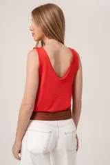 Musculosa roja holgada con escote en V.