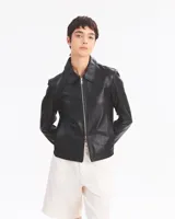 Campera de cuero negro con cierre frontal y corte entallado.