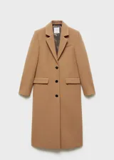 Abrigo largo color camel, con cuello de solapa, doble botonadura y bolsillos laterales con solapa. Confeccionado en mezcla de lana con forro interior.