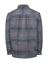 Camisa de franela de algodón orgánico a cuadros en tonos azul, gris y verde. Tiene cuello camisero, manga larga, un bolsillo en el pecho y cierre con botones.