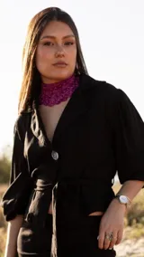 Gargantilla tejida a mano en crochet con seda viscosa color fucsia.