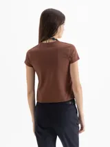 Remera blanca de punto liso elastizada, con escote redondo a la base y mangas cortas. Tiene el logo JCH bordado en la espalda y un fit ajustado al cuerpo.