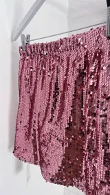 Minifalda ajustada de lentejuelas rosas.
