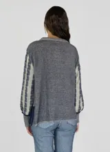 Sweater color crema con rayas verticales color mostaza con diseño de trenzas.