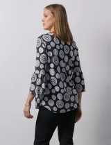 Blusa de seda fría estampada en blanco y negro, marca Ruby Rd. Manga ¾ con terminación amplia y escote redondo.