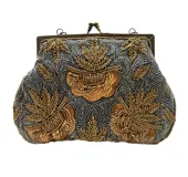 Cartera de mano tipo sobre, bordada con lentejuelas y cuentas doradas sobre tela azul marino. Tiene cierre metálico con broche y asa de cadena dorada para colgar al hombro.