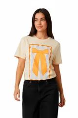 Remera negra de algodón con estampado de un corazón con palmeras, estrellas y flores.