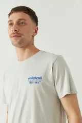 Remera gris claro de algodón con cuello redondo y estampado pequeño en el pecho.