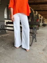 Pantalón de jean wide leg color blanco, tiro alto, con bolsillos delanteros y traseros.